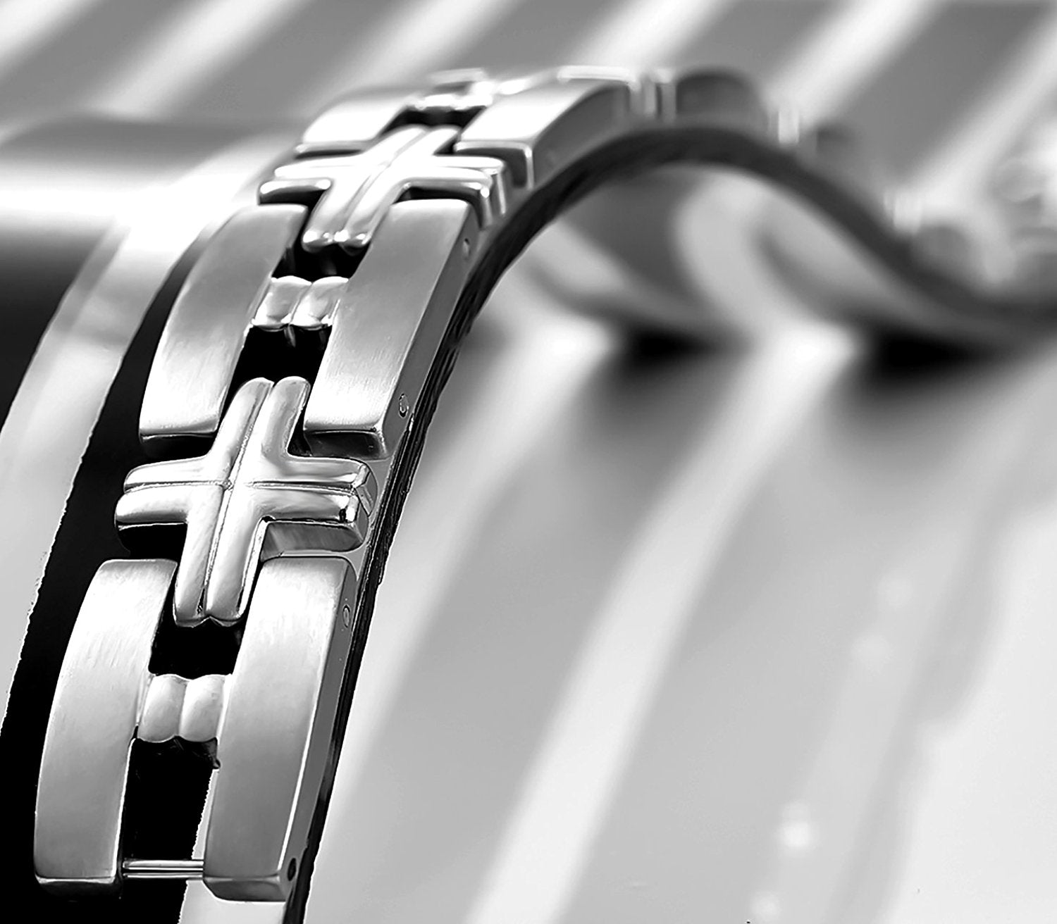 Impressive Men's Titanium Silver Toned Cross Link Bracelet (8.46 Inches)